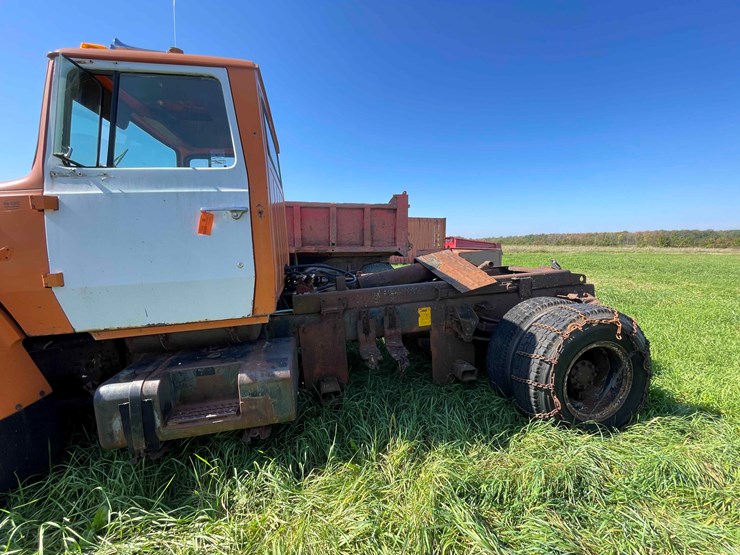 1984-ford-8000-image-3