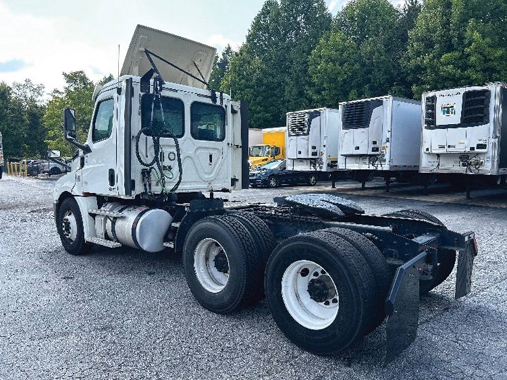 2018-freightliner-cascadia-126-image-2
