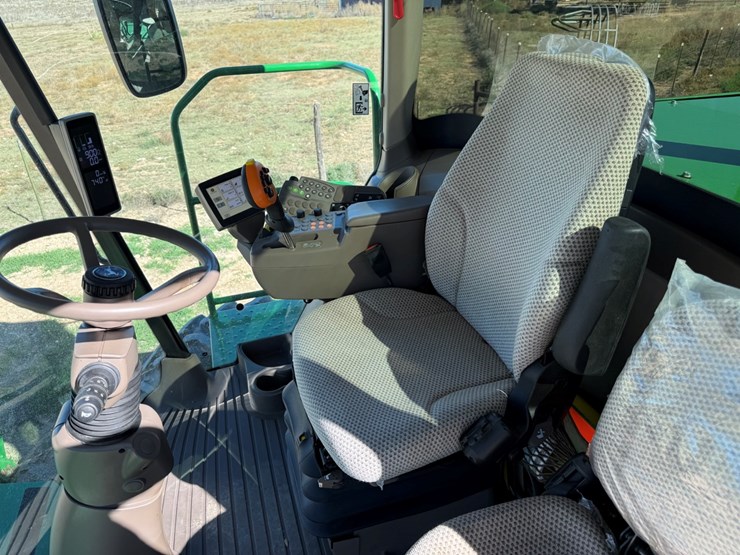 2019-john-deere-w235-image-39