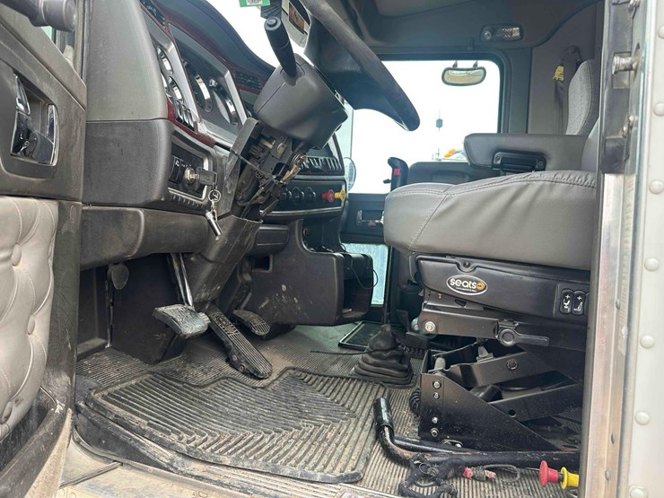 2007-kenworth-w900-image-16