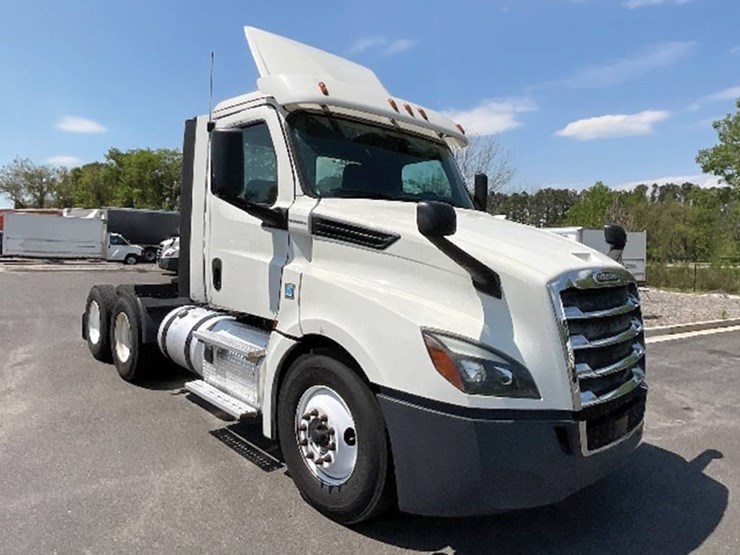 freightliner-cascadia-126-image-1