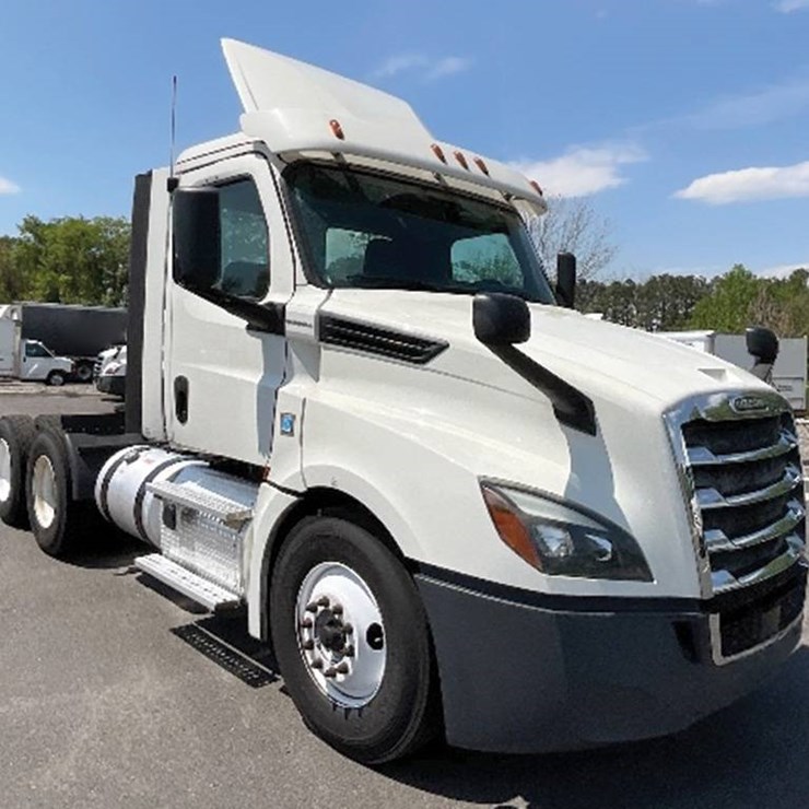 FREIGHTLINER CASCADIA 126