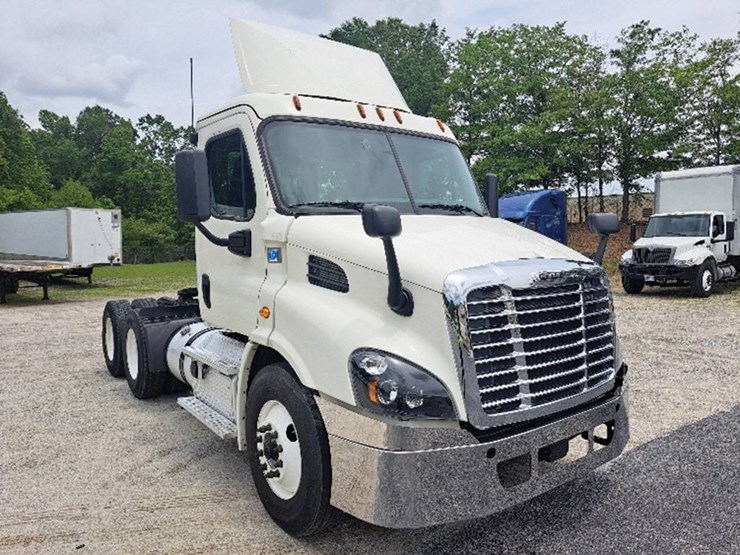 2019-freightliner-cascadia-113-image-1