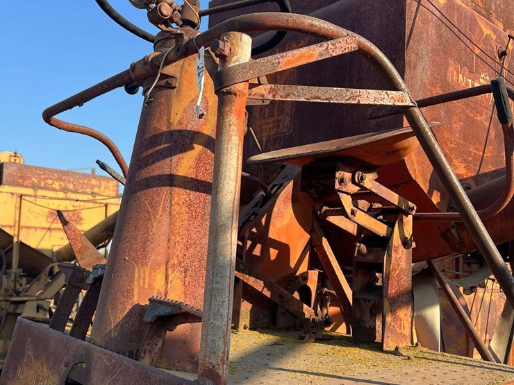 minneapolis-moline-101-harvester-image-24