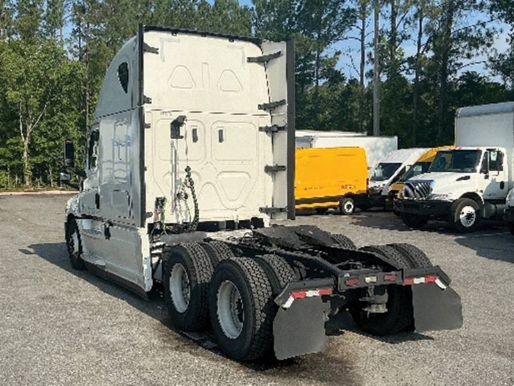 2022-freightliner-cascadia-126-image-2