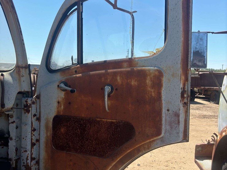 white-3000-truck-image-30