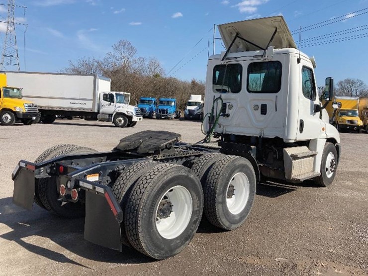 2016-freightliner-cascadia-125-image-2