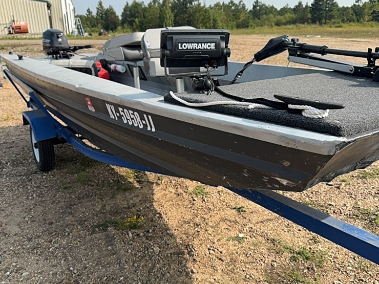 15-foot-fishing-boat-with-mercury-9.9-horse-motor-image-19