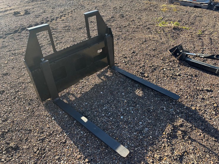 skid-steer-walk-through-pallet-forks-image-1