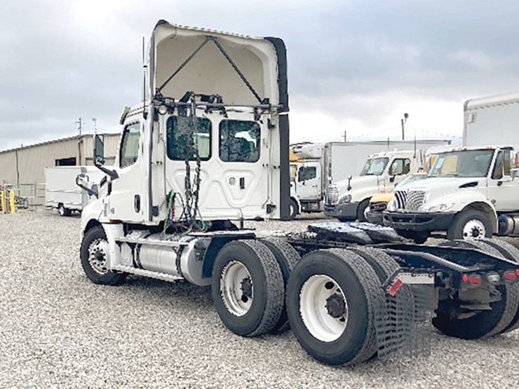 freightliner-cascadia-126-image-2
