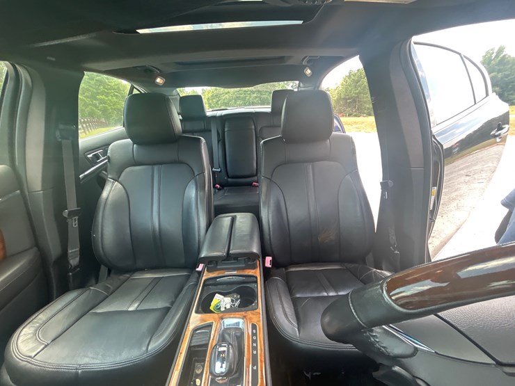 #400-•-2016-lincoln-mks-passenger-car-image-14