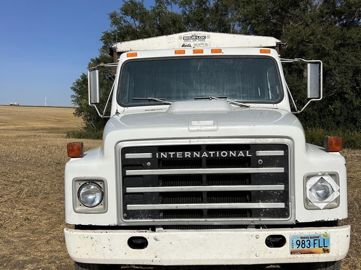 1982-international-s1700-image-2