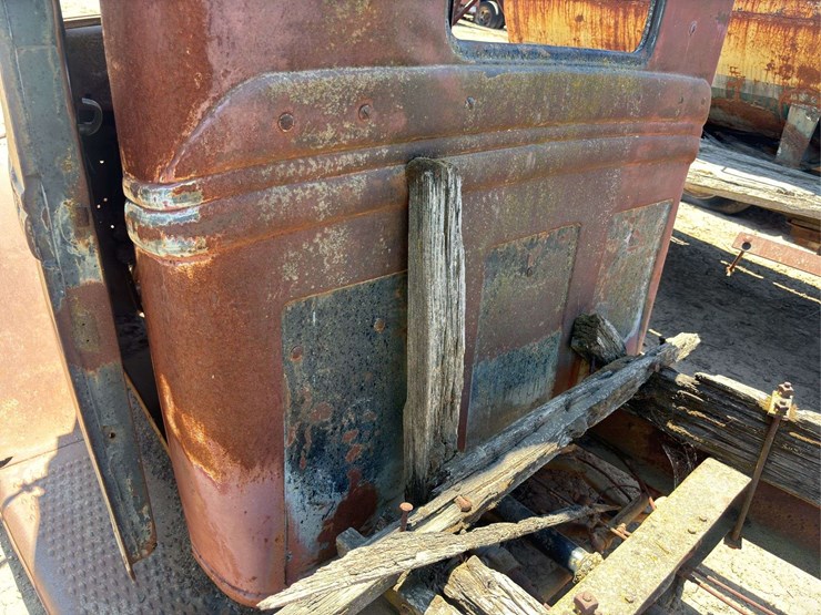 truck-cab-and-chassis-image-13