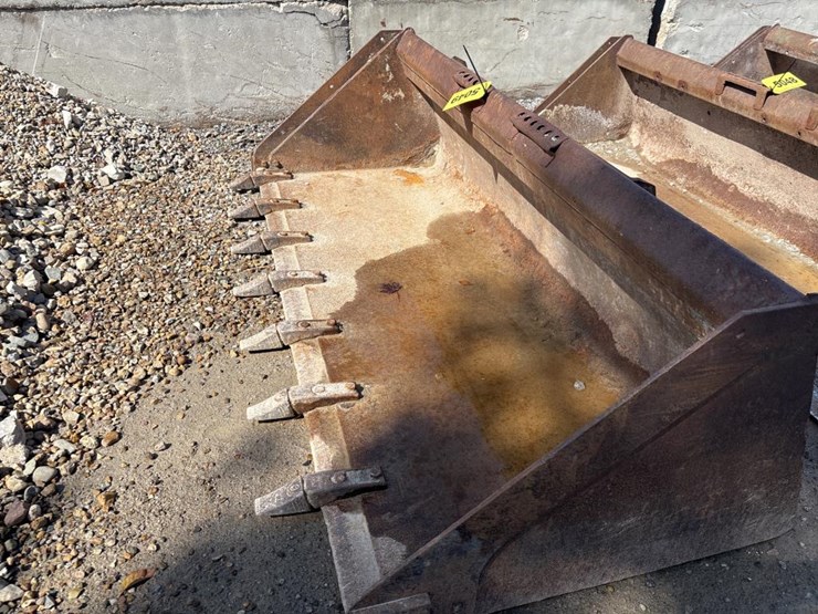 #5049-•-approx-84"-tooth-bucket-image-2