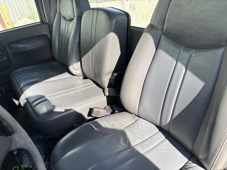 #5081-•-2005-gmc-c4500-4x4-single-axle-dump-truck-image-40