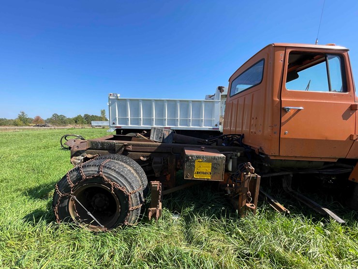 1984-ford-8000-image-7