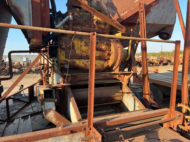 minneapolis-moline-pull-type-combine-image-14