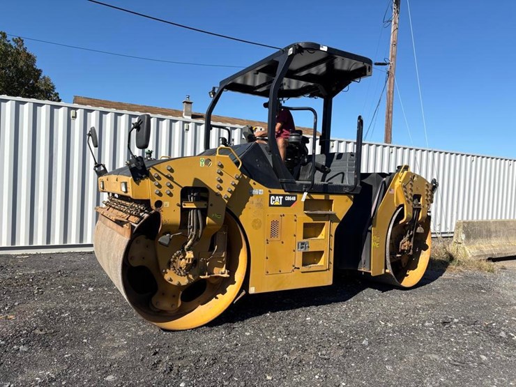 2016-caterpillar-cb64b-image-2