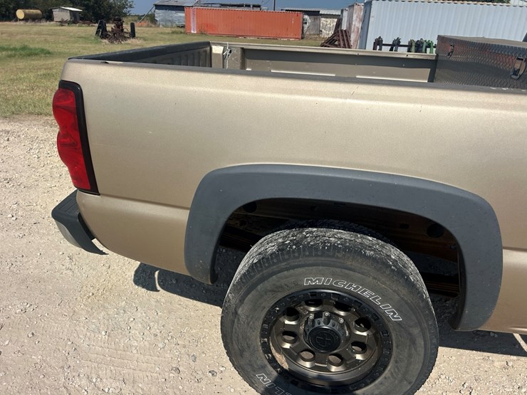 2004-chevrolet-2500-image-8