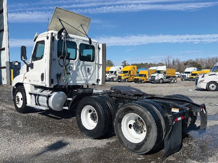 2018-freightliner-cascadia-125-image-2