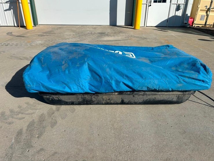 clam-portable-fish-house-image-6