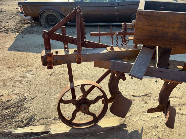 stockton-5-bottom-wooden-frame-plow-image-17