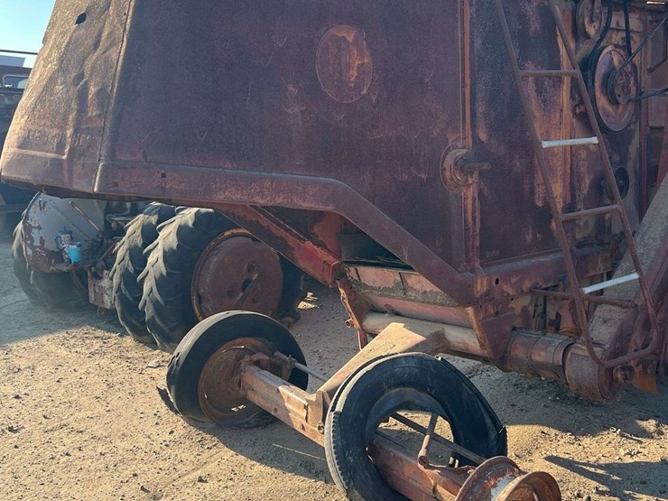 minneapolis-moline-101-harvester-image-12