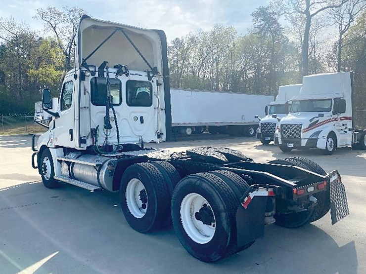 2020-freightliner-cascadia-126-image-2