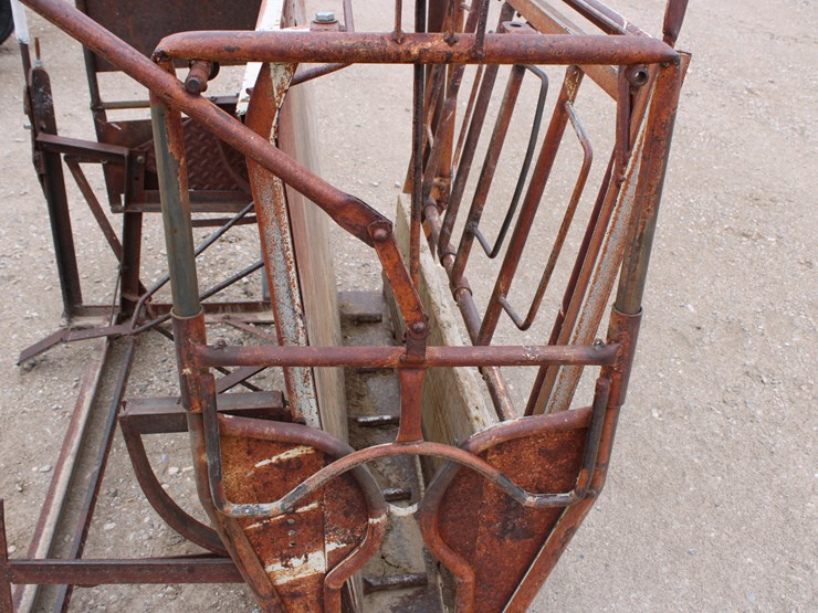 #4092-•-#4092--calf-table,-adj-alley-image-6