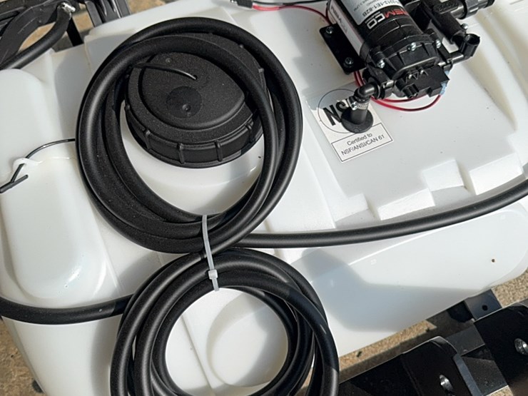 3-point-hitch-tank-sprayer-with-boom-brand-new-image-2