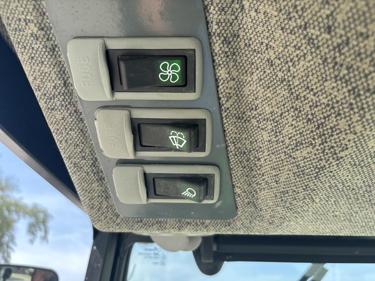 john-deere-1025-image-52