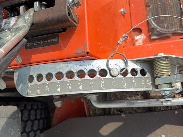 husqvarna-zero-turn-61-inch-deck-image-7