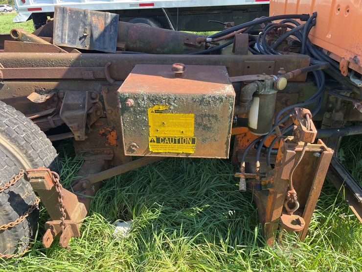 1984-ford-8000-image-25