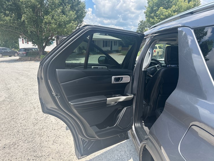 2021-ford-explorer-image-16