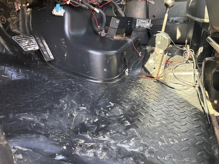 #5081-•-2005-gmc-c4500-4x4-single-axle-dump-truck-image-41