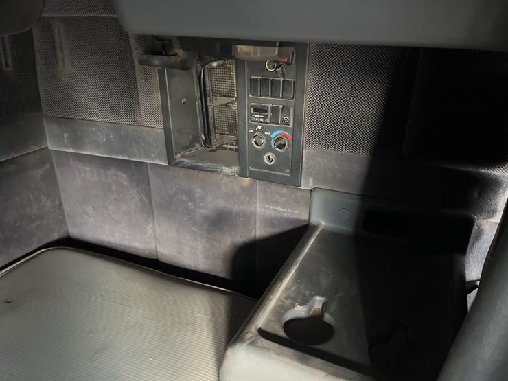 1998-volvo-semi-image-48