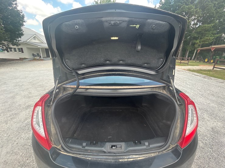 #400-•-2016-lincoln-mks-passenger-car-image-21