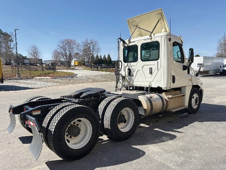 2017-freightliner-cascadia-125-image-2