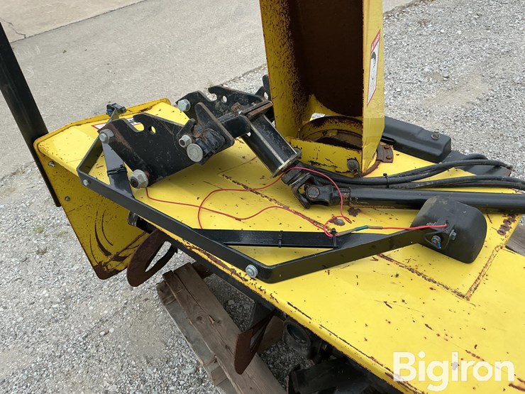 john-deere-5'-front-mount-snow-blower-image-11