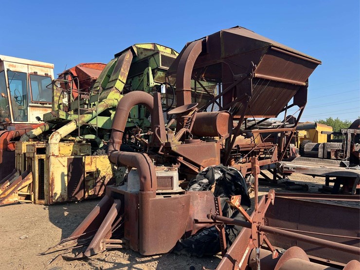 farmall-m-with-cotton-picker-image-1