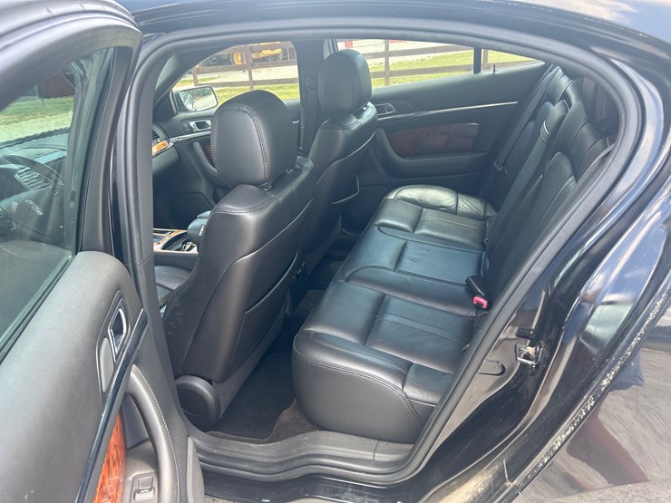 #400-•-2016-lincoln-mks-passenger-car-image-19