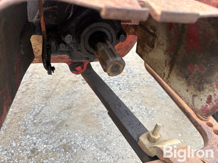 1953-ih-farmall-super-m-2wd-tractor-image-9