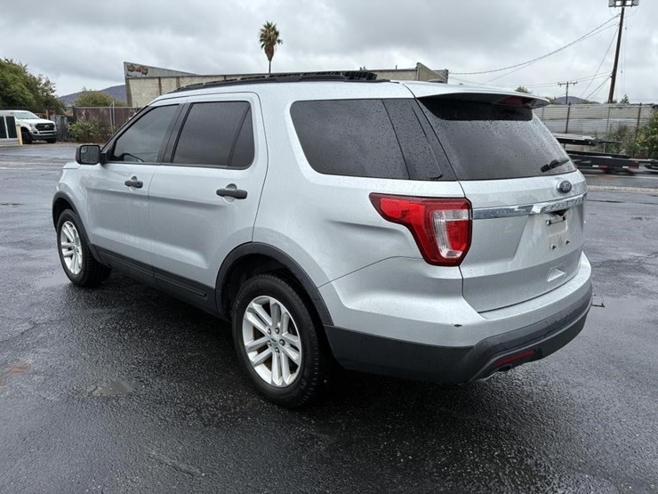 2016-ford-explorer-image-4