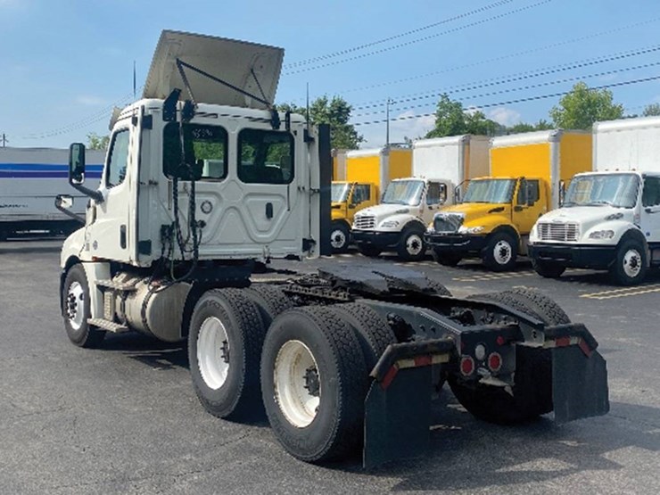 2018-freightliner-cascadia-126-image-2