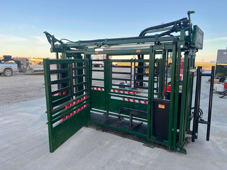 2019-arrowquip-q-power-106-series-hydraulic-squeeze-chute-image-9