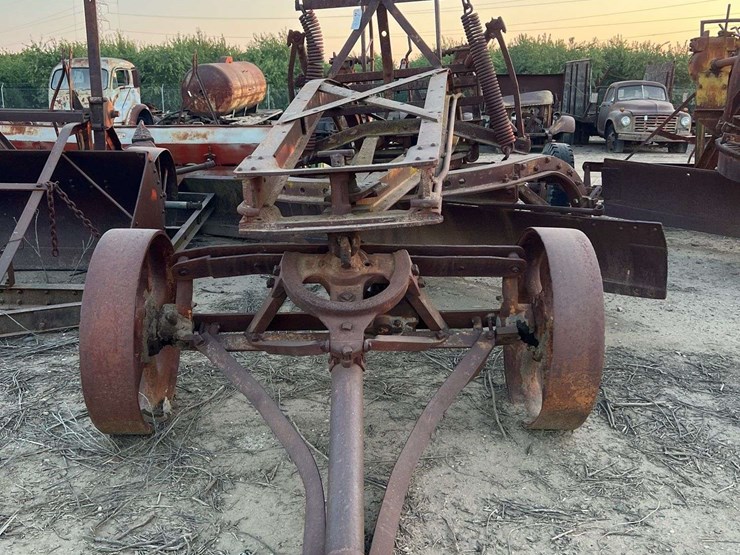 pull-type-road-grader-image-2