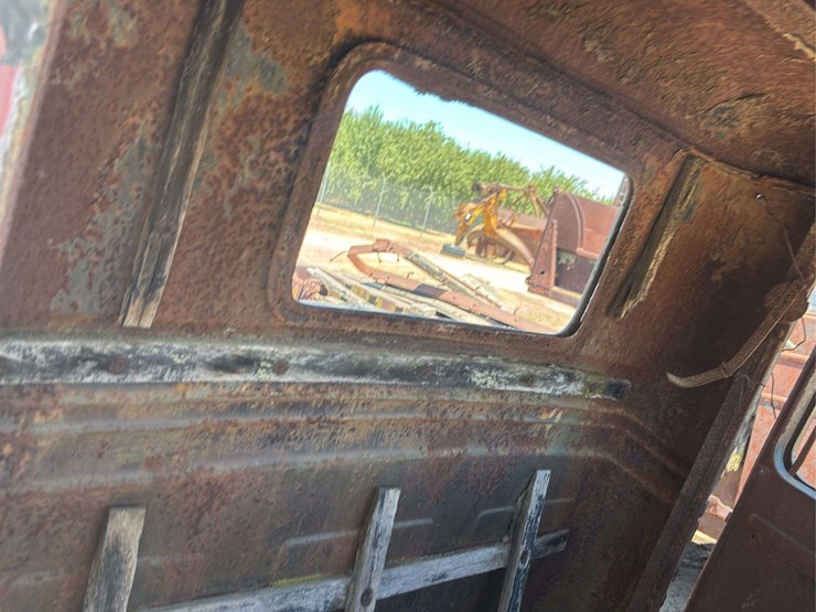 truck-cab-and-chassis-image-24