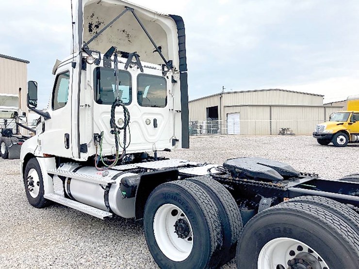 freightliner-cascadia-126-image-2