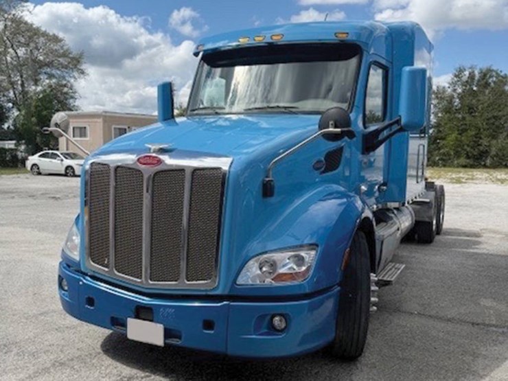 2020-peterbilt-579-image-1