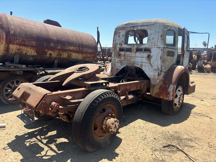 white-3000-truck-image-6